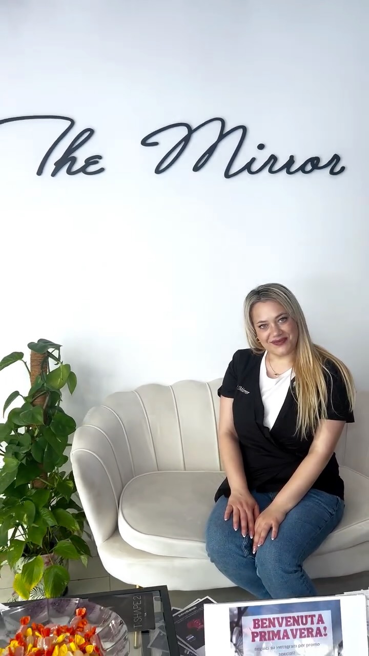 Una professionista negli spazi di The Mirror Centro Estetico a Pisa